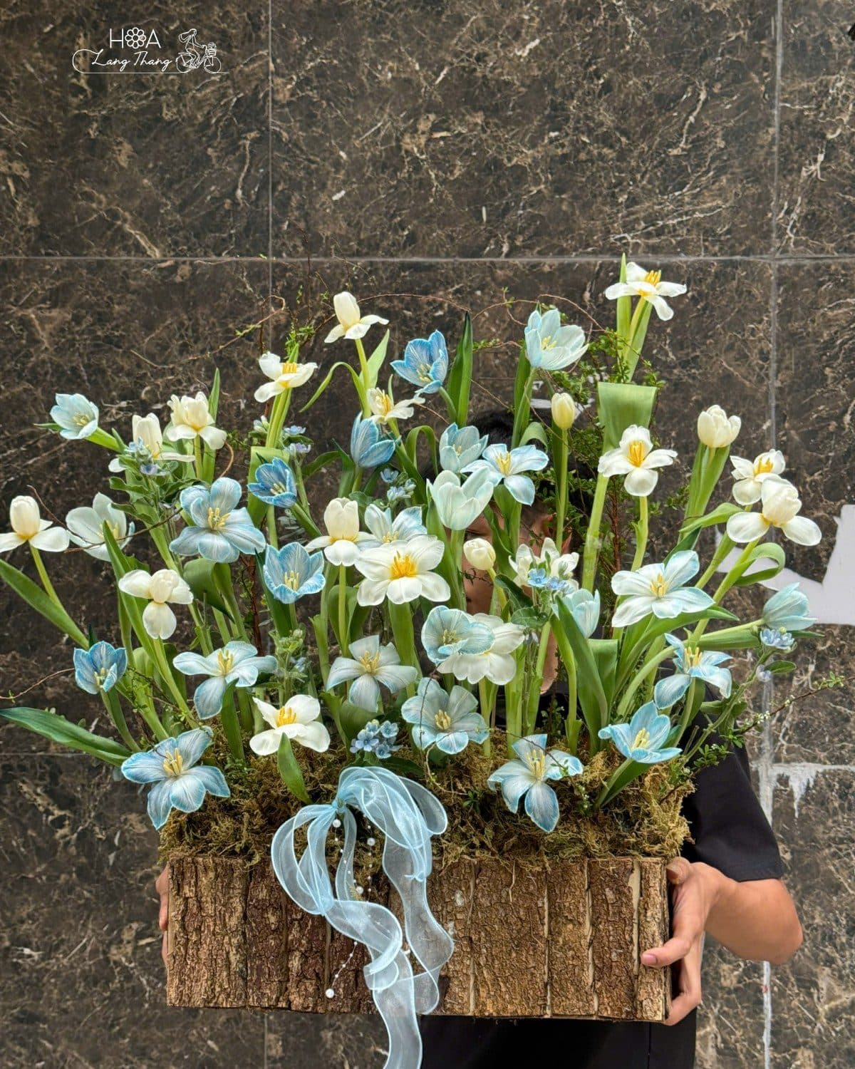 Tulip mix trắng xanh nhạt box gỗ - Thumbnail 2