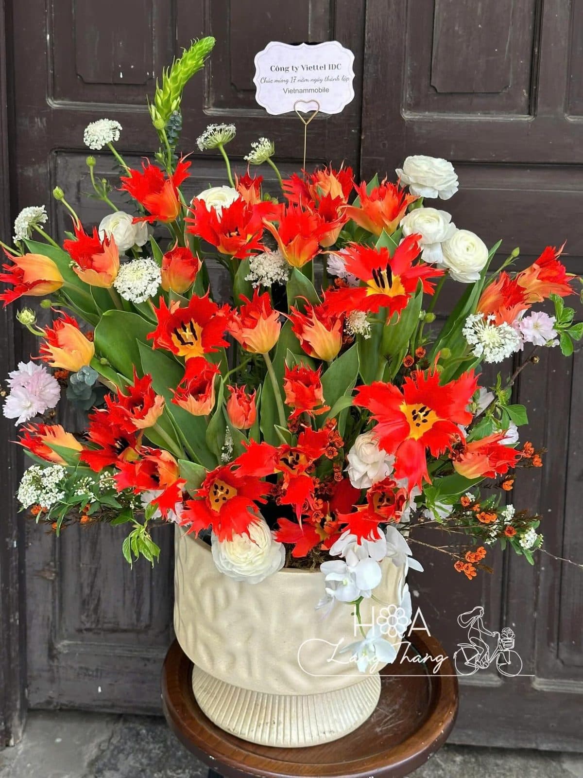 Bình tulip cam - Ảnh 1