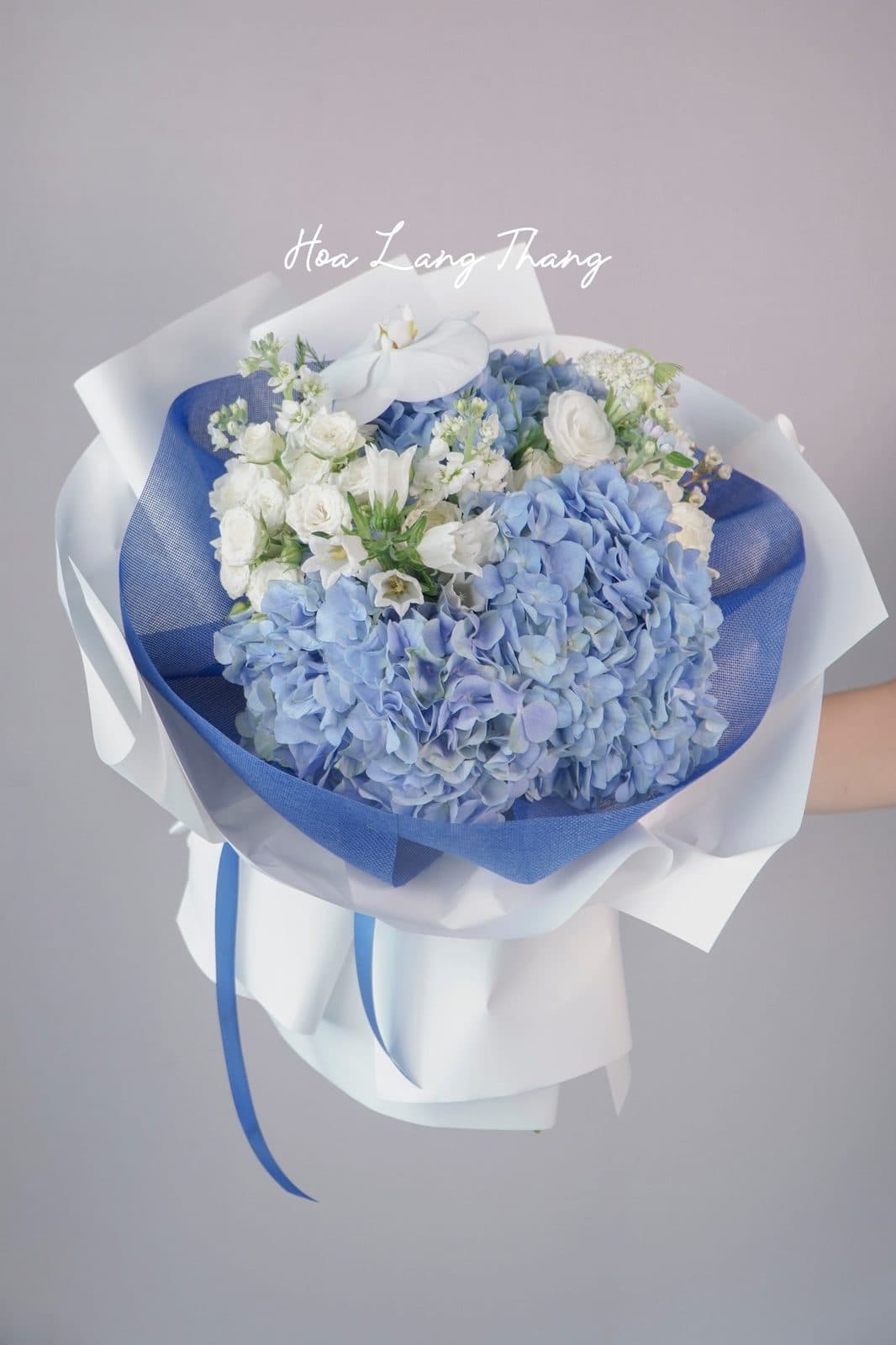 Bó tú cầu xanh mix lan Hồ điệp - Ảnh 1