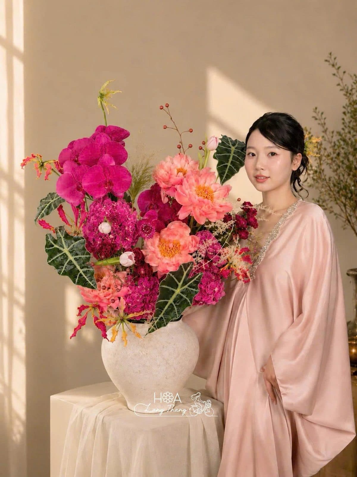 Bình peony mix lan hồ điệp tulip - Ảnh 1