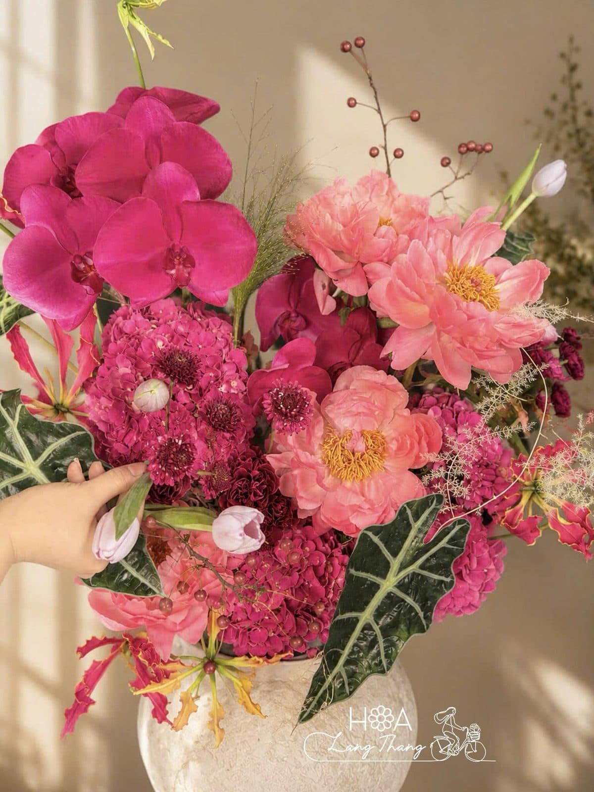 Bình peony mix lan hồ điệp tulip - Thumbnail 2