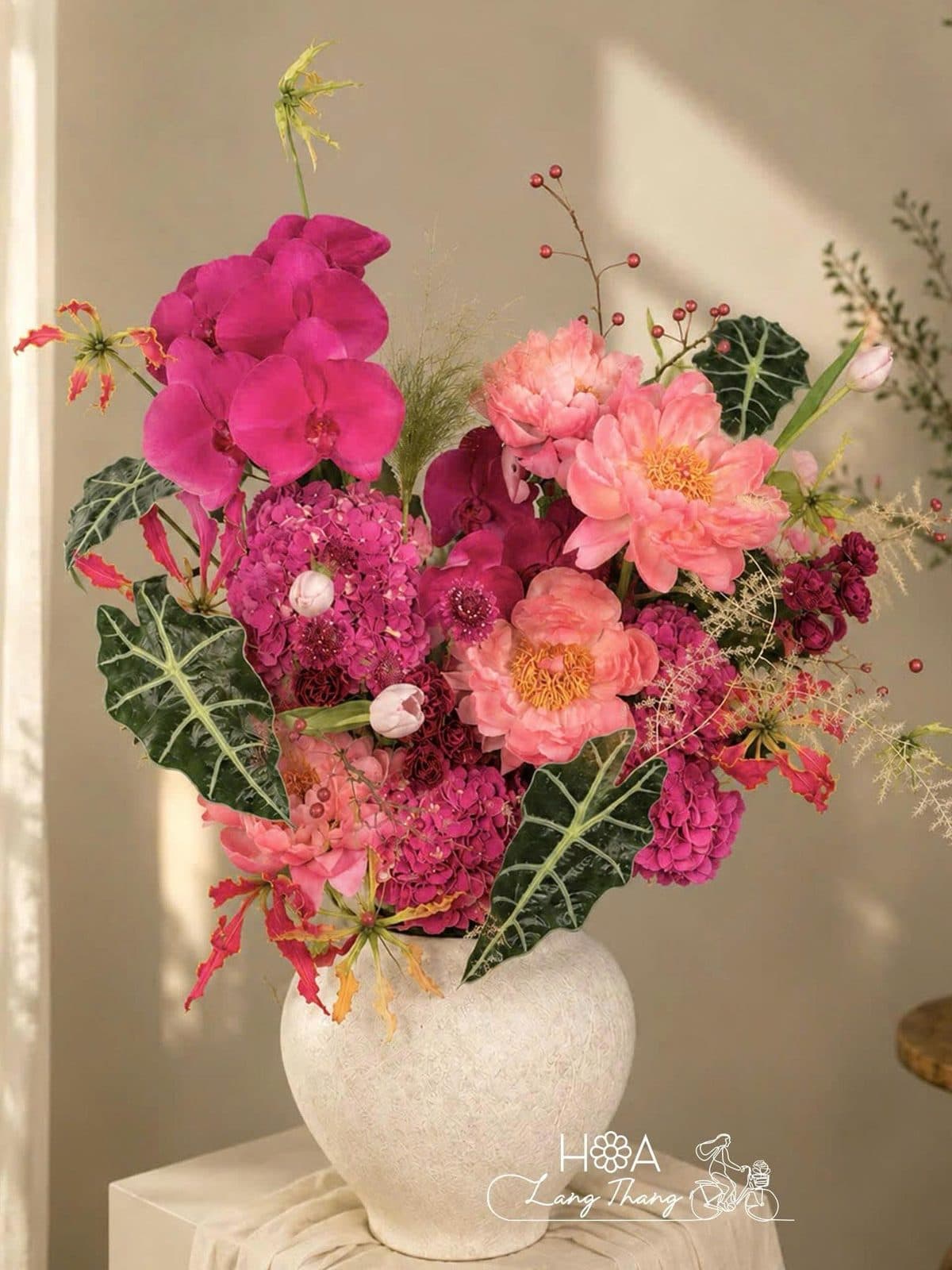 Bình peony mix lan hồ điệp tulip - Thumbnail 3