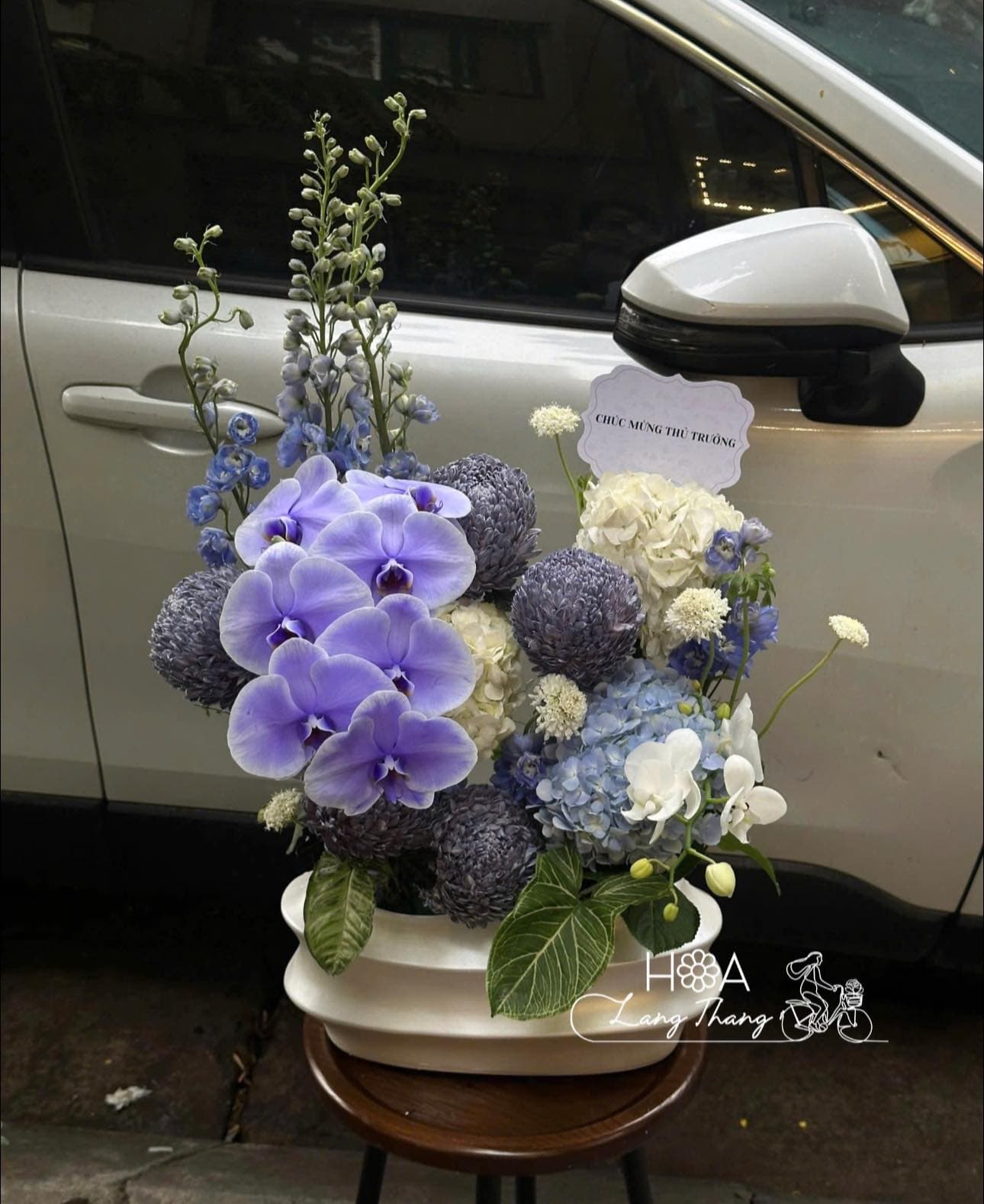 Hoa Tặng Khai Trương Kèm Bảng Chúc Mừng — Thiết Kế Sang Trọng Tại Hoa Lang Thang