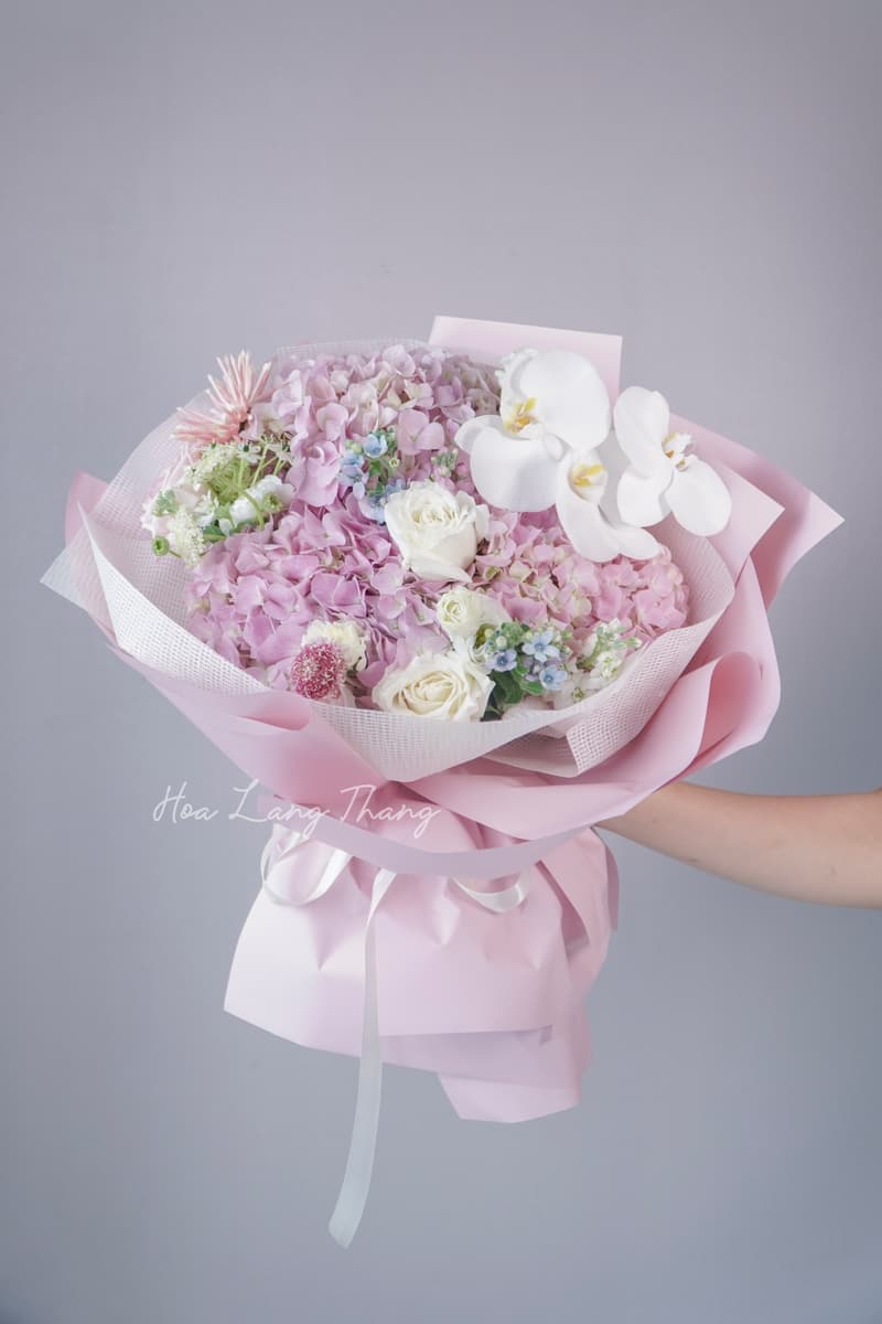 Giỏ Hoa Tulip Cao Cấp Làm Quà Tặng — Khi Sự Tinh Tế Nằm Trong Từng Cánh Hoa