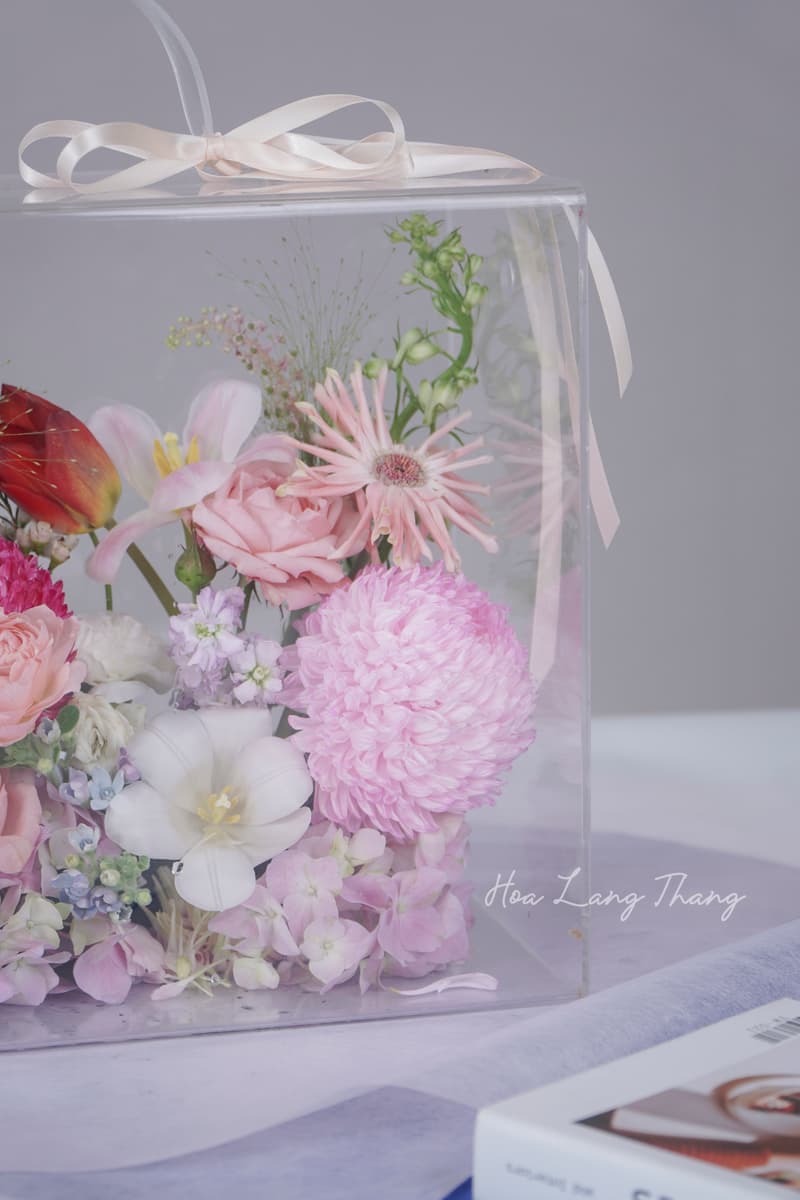 Hộp Hoa Luxury Kèm Thiệp Handmade – Món Quà Tinh Tế Từ Hoa Lang Thang